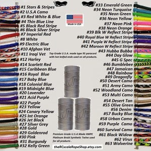 Puede incluir: Una exhibici&oacute;n de productos con paracord de varios colores y patrones, incluyendo Stars & Stripes y U.S.A Camo. La imagen tambi&eacute;n muestra carretes de hilo gris y texto que indica que los productos est&aacute;n hechos en los EE. UU.