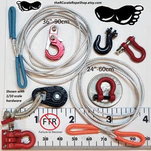 Puede incluir: Surtido de hardware a escala 1/10, que incluye un gancho rojo, un grillete negro y una anilla en D roja. La imagen muestra una cuerda de 90 cm y una cuerda de 60 cm. El texto "Failure to Recover" tambi&eacute;n es visible.