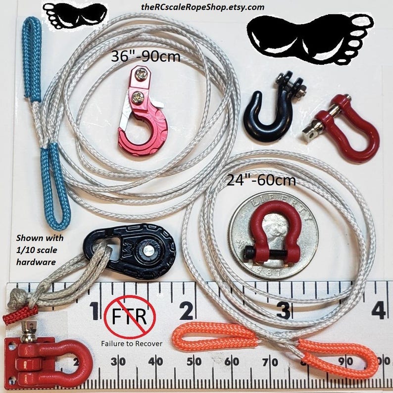 Puede incluir: Surtido de hardware a escala 1/10, que incluye un gancho rojo, un grillete negro y una anilla en D roja. La imagen muestra una cuerda de 90 cm y una cuerda de 60 cm. El texto "Failure to Recover" tambi&eacute;n es visible.