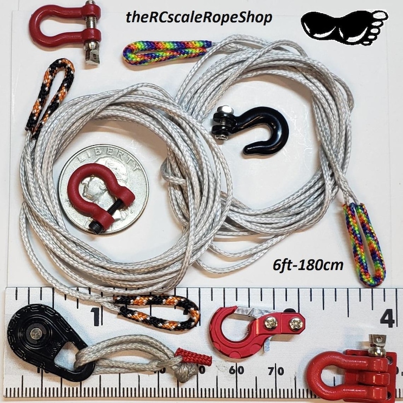 Puede incluir: Surtido de componentes de cuerda y ferreter&iacute;a en miniatura, que incluyen una cuerda plateada, grilletes rojos y un gancho negro. La cuerda mide aproximadamente 180 cm. Se incluye una regla para la escala.