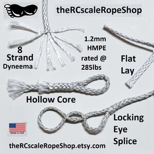 Puede incluir: Primer plano de varias cuerdas blancas de Dyneema, incluyendo 8 hebras, 1,2 mm HMPE con una clasificaci&oacute;n de 129 kg, tendido plano, n&uacute;cleo hueco y empalme de ojo de bloqueo. El texto "theRCscaleRopeShop" y "Made in USA" tambi&eacute;n son visibles.