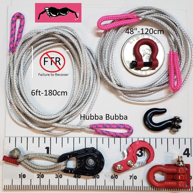 Puede incluir: Un surtido de equipos de recuperaci&oacute;n, que incluye una cuerda gris de 180 cm con detalles en rosa, un grillete rojo y varios ganchos negros y rojos. El texto "FTR Failure to Recover" es visible.
