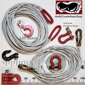 Puede incluir: Una variedad de hardware a escala 1/10, que incluye ganchos rojos y negros, grilletes y un gancho de cabrestante. Se muestran dos cuerdas grises, una de 360 cm y otra de 180 cm de largo. La imagen incluye el texto "theR/CscaleRopeShop".