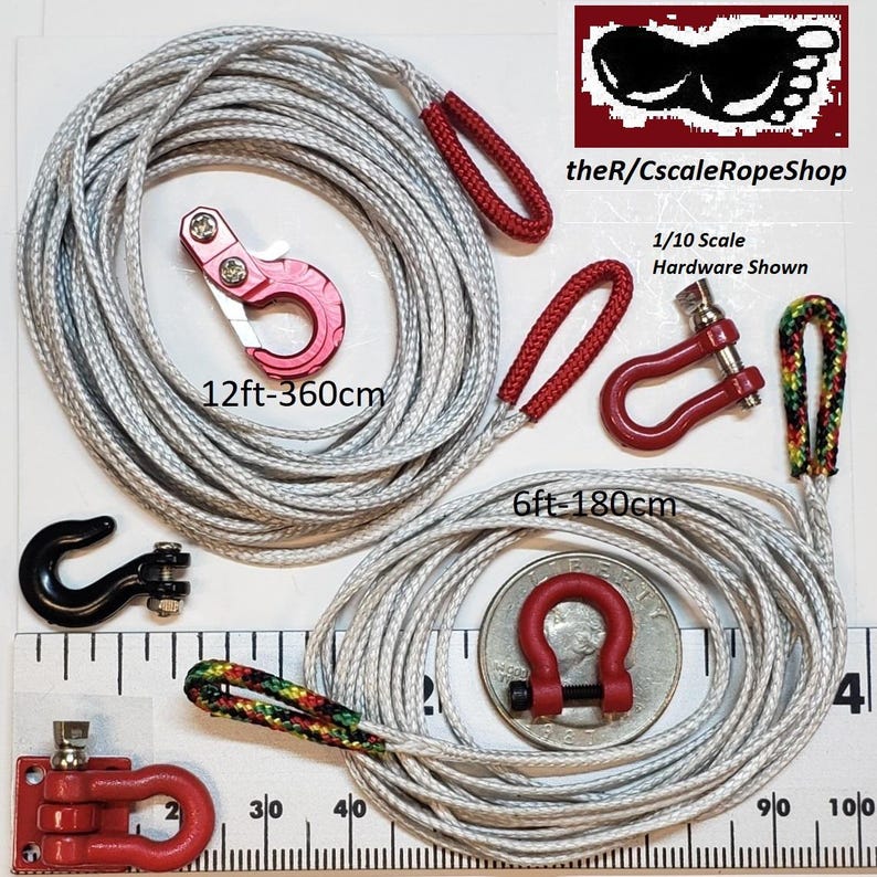 Puede incluir: Una variedad de hardware a escala 1/10, que incluye ganchos rojos y negros, grilletes y un gancho de cabrestante. Se muestran dos cuerdas grises, una de 360 cm y otra de 180 cm de largo. La imagen incluye el texto "theR/CscaleRopeShop".