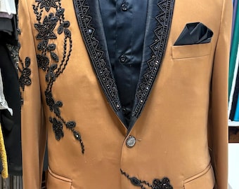Chaqueta de esmoquin para hombre color camel con cuentas / Bordado floral negro, traje a medida.