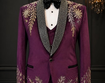 Traje de tres piezas de terciopelo burdeos con esmoquin y solapa de chal con bordado floral dorado y plateado a mano.