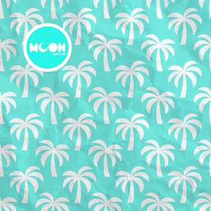 Puede incluir: Una taza de cerámica blanca con un asa negra y el texto "But First, Coffee" en negro, con una fuente de estilo manuscrito. La taza está sobre una superficie blanca.