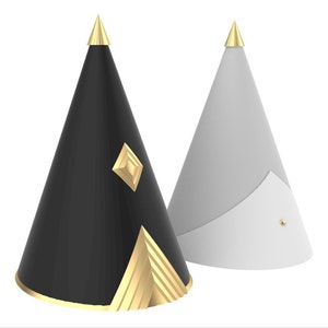 Puede incluir: Dos sombreros de fiesta, uno negro con detalles dorados y otro blanco. Ambos sombreros tienen una punta puntiaguda.
