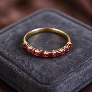 Anillo delicado de rubí rojo, anillo apilable chapado en oro, banda con gema en forma de pera, regalo minimalista para ella.