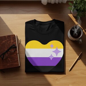 Camiseta de corazón del orgullo no binario, LGBTQ+, bandera arcoíris, gay, queer, mes del orgullo, desfile del orgullo, camiseta de igualdad, camiseta sin mangas o sudadera