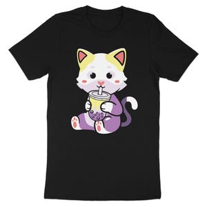 Puede incluir: Camiseta negra con un gato de dibujos animados bebiendo té boba. El gato es blanco, morado y amarillo, con una expresión linda. El té boba está en una taza transparente con tapa amarilla y pajita. El gato está sentado.
