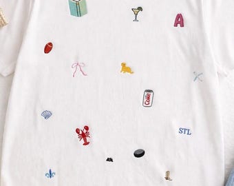 Camiseta blanca bordada con icono distintivo / Charm de cosas favoritas con monograma personalizado / Regalo personalizado