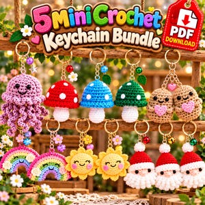 Puede incluir: Una descarga digital en PDF que presenta un paquete de 5 mini llaveros de ganchillo. La colección incluye figuras tejidas de una medusa morada, setas rojas, azules y verdes, dos patatas beige con corazones, dos arcoíris, dos soles y tres caras de Papá Noel.
