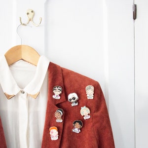 Karl Lagerfeld Pin cadeau de broche de mode en émail pour elle lui image 5