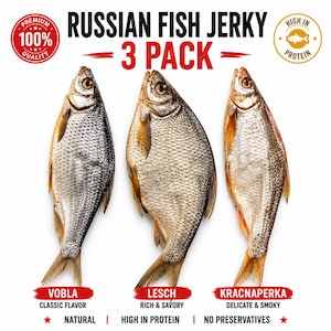 Pode incluir: Um pacote de 3 de jerky de peixe russo, com três peixes inteiros secos. A imagem inclui o texto "Russian Fish Jerky - 3 Pack" e descrições de sabor: "Vobla Classic Flavor", "Lesch Rich & Savory" e "Kracnaperka Delicate & Smoky".