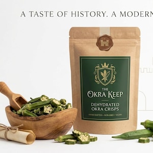 Puede incluir: Una bolsa de papel kraft con chips de okra deshidratados, con una etiqueta verde que dice "The Okra Keep". Un cuenco y una cuchara de madera contienen chips de okra. El texto "A taste of history. A modern snack" está en la parte superior.