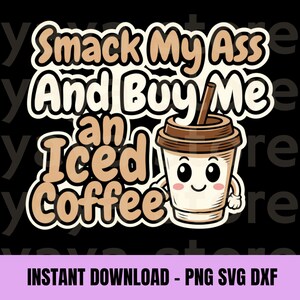 以下が含まれることがあります： 黒い背景に「Smack My Ass And Buy Me an Iced Coffee」というテキストが描かれたデジタルグラフィック。笑顔のコーヒーカップのキャラクターも表示されています。「INSTANT DOWNLOAD - PNG SVG DXF」という言葉が一番下にあります。