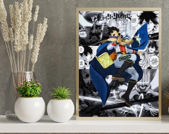 Puede incluir: Una impresión enmarcada con una ilustración de estilo manga. La figura central lleva una capa azul y detalles dorados, sobre un fondo de paneles en blanco y negro. La impresión está en un marco dorado.