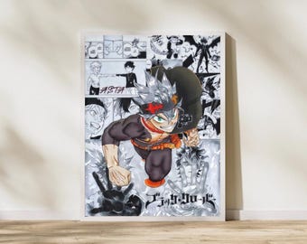 Puede incluir: Impresión artística enmarcada de manga que presenta una ilustración dinámica de un personaje en acción. La obra de arte es predominantemente en blanco y negro con toques de color, mostrando un estilo de cómic detallado. La impresión incluye texto japonés y el nombre "ASTA".