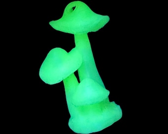 Glow-in-the-Dark Mushroom Keychain – Fantasy Accessory – 3D Printed Gift
