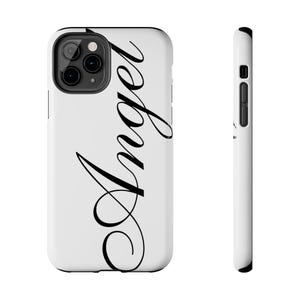 Könnte beinhalten: Weißes Handycase mit dem Wort "Angel" in schwarzer Schreibschrift. Das Case hat eine glänzende Oberfläche und einen Kameraausschnitt. Die Seitenansicht zeigt ein schlankes, minimalistisches Design.