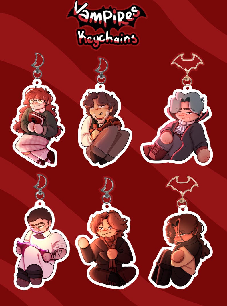 Pu&ograve; includere: Sei portachiavi a tema vampiri con hardware color argento. Ogni portachiavi presenta un'illustrazione di un personaggio vampiro. I portachiavi sono in varie pose e il testo "Vampires Keychains" &egrave; in alto.