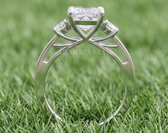 Anello di fidanzamento personalizzato con 3 diamanti sintetici taglio princess e montatura a traliccio in oro bianco 14 carati, stile vintage con pavé.