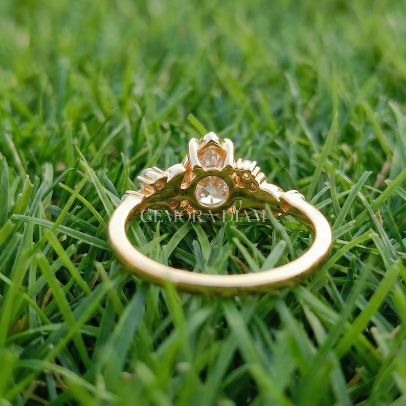 D color VVS1 moissanite ring in 925 sterling silver showcasing high-sparkle facets and an asymmetrical nature-inspired design.
