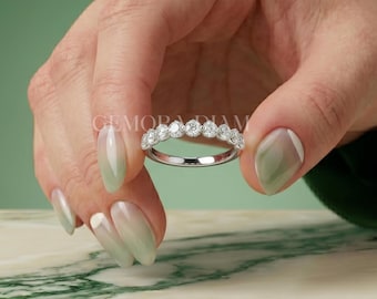 Anello nuziale impilabile a mezza eternità con nove diamanti rotondi brillanti e montatura a U curva, regalo di anniversario, fatto a mano su misura.