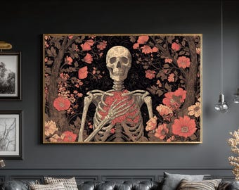 Pode incluir: Uma impressão artística emoldurada com um esqueleto com um coração floral, em um fundo de flores e árvores. A obra de arte está em uma moldura dourada e pendurada acima de um sofá de couro preto em uma sala de estar.