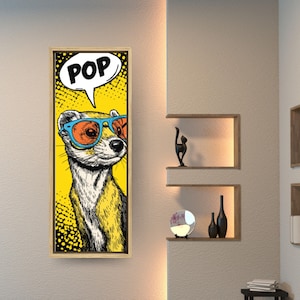 Puede incluir: Impresión enmarcada de estilo pop art que muestra una comadreja con gafas de sol azules y naranjas. Un bocadillo con la palabra "POP" sobre un fondo amarillo. La obra de arte tiene un marco de madera.