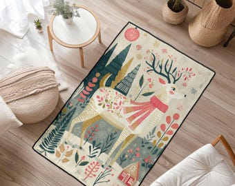 Può includere: Tappeto rettangolare con una scena invernale con un cervo con una sciarpa rossa. Il tappeto ha uno sfondo color crema con illustrazioni di alberi, fiori e una piccola casa rossa. Il tappeto è bordato di nero.
