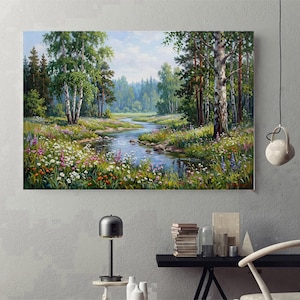 Puede incluir: Una pintura de paisaje representa una serena escena forestal con un río sinuoso. La obra de arte muestra exuberante vegetación, incluyendo árboles altos y vibrantes flores silvestres en tonos de rosa, blanco y púrpura. El cielo es azul suave con nubes.