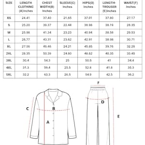 Puede incluir: Un conjunto de pijama blanco de manga larga con una camisa abotonada y pantalones. La imagen incluye una tabla de tallas con medidas en pulgadas para largo, ancho de pecho, manga, caderas, largo de pantal&oacute;n y cintura. El texto indica un error de ~2-3cm.