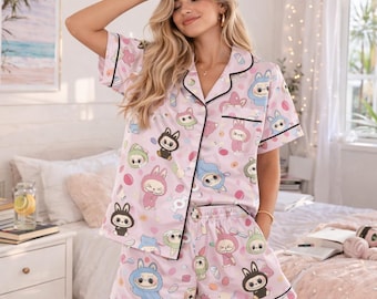 Conjunto de pijama con estampado de conejito monstruo adorable para mujer, pijama de satén con estampado de conejito de terror kawaii, pijama suave con personajes de animales en tonos pastel, regalo para ella.