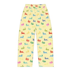 Puede incluir: Pantalones de pijama amarillo claro con un estampado repetido de conejitos de acuarela coloridos en rojo, rosa, azul, verde y amarillo. Los pantalones tienen un corte holgado y un dise&ntilde;o c&oacute;modo.