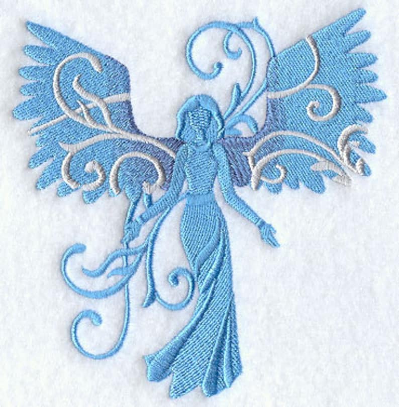 Puede incluir: Un &aacute;ngel azul con alas blancas y azules y detalles florales. El &aacute;ngel est&aacute; de pie con las alas extendidas.