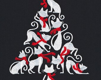 Op de afbeelding: Witte katten zijn gerangschikt in de vorm van een kerstboom, met rode sjaals om hun nek.