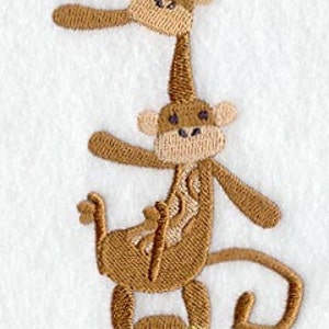 Peut inclure: Trois singes bruns empilés les uns sur les autres. Le singe du haut est à l'envers, sa queue enroulée autour du singe en dessous. Le singe du milieu se tient debout sur ses pattes arrière, sa queue enroulée autour du singe en dessous. Le singe du bas est assis sur ses fesses, sa queue enroulée autour de ses jambes.