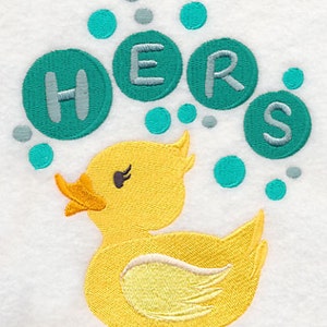 Puede incluir: Un pato de goma amarillo con un fondo azul, verde y gris. La palabra "HERS" está escrita en burbujas.