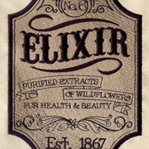 Könnte beinhalten: Ein Etikett im Vintage-Stil mit dem Wort "ELIXIR" in einer dekorativen Schriftart. Das Etikett ist beige mit schwarzem Text und trägt die Aufschrift "Reine Extrakte aus Wildblumen" und "Für Gesundheit & Schönheit". Das Etikett enthält auch den Text "Est. 1867".