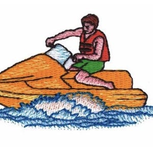 Könnte beinhalten: Gestickter Aufnäher mit einer Person auf einem orangefarbenen Jetski. Die Person trägt eine rote Schwimmweste und grüne Shorts. Blaue und weiße gestickte Wellen befinden sich unter dem Jetski.