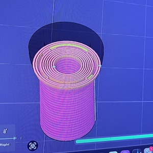 K&ouml;nnte beinhalten: Ein 3D-Modell eines zylindrischen Objekts mit Spiraldesign, in Rosa- und Gelbt&ouml;nen gerendert. Das Modell wird auf einem blauen Bildschirm mit einem Rastermuster angezeigt, wahrscheinlich eine CAD- oder 3D-Modellierungssoftware-Oberfl&auml;che.