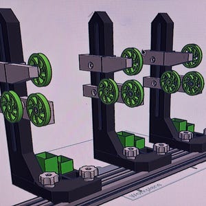 Könnte beinhalten: 3D-gerendertes Bild einer mechanischen Baugruppe. Das Design zeigt schwarze vertikale Stützen mit grünen Rädern und grauen horizontalen Plattformen. Grüne quadratische Blöcke und silberne Sechskantmuttern sind ebenfalls vorhanden. Die Baugruppe scheint für lineare Bewegungen ausgelegt zu sein.
