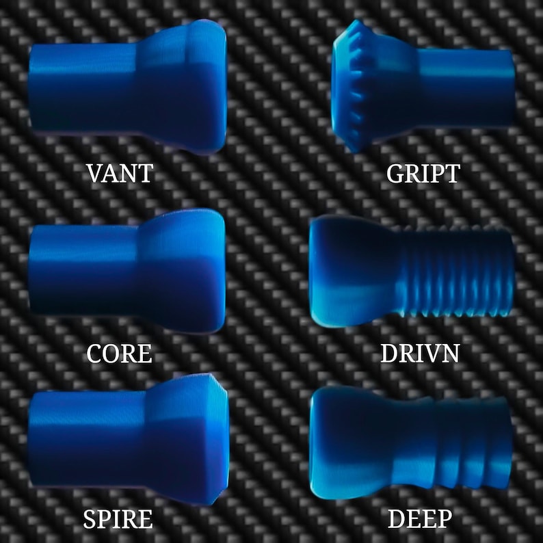K&ouml;nnte beinhalten: Sechs blaue, zylindrische Objekte mit unterschiedlichen Oberfl&auml;chengestaltungen werden gezeigt. Die Objekte sind mit "VANT", "GRIPT", "CORE", "DRIVN", "SPIRE" und "DEEP" beschriftet. Der Hintergrund ist eine dunkle, strukturierte Oberfl&auml;che.