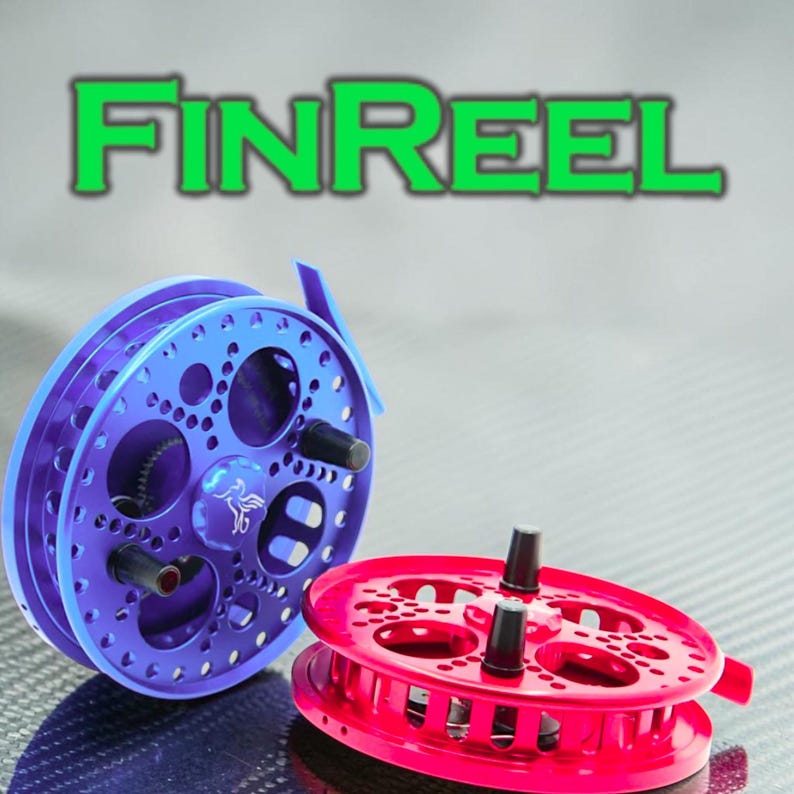 K&ouml;nnte beinhalten: Zwei Angelrollen, eine blaue und eine rote, werden vor einem verschwommenen Hintergrund gezeigt. Die blaue Rolle befindet sich links und die rote Rolle rechts. Das Wort "FINREEL" steht in gr&uuml;nen Buchstaben &uuml;ber den Rollen. Die Rollen haben ein kreisf&ouml;rmiges Design mit mehreren L&ouml;chern.