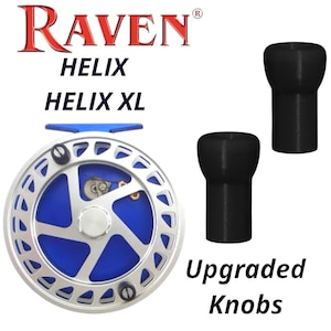 Puede incluir: Un carrete de pesca con un diseño azul y plateado, con el texto "RAVEN HELIX HELIX XL". La imagen también muestra dos perillas negras mejoradas. El carrete tiene un diseño circular con un interior azul.