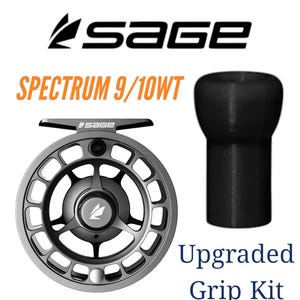 K&ouml;nnte beinhalten: Eine Fliegenfischrolle und ein verbessertes Griffset. Die Rolle ist silberfarben mit einem kreisf&ouml;rmigen Design und dem Text "SAGE" oben. Der Text "SPECTRUM 9/10WT" ist orange. Das Griffset ist schwarz und zylindrisch.