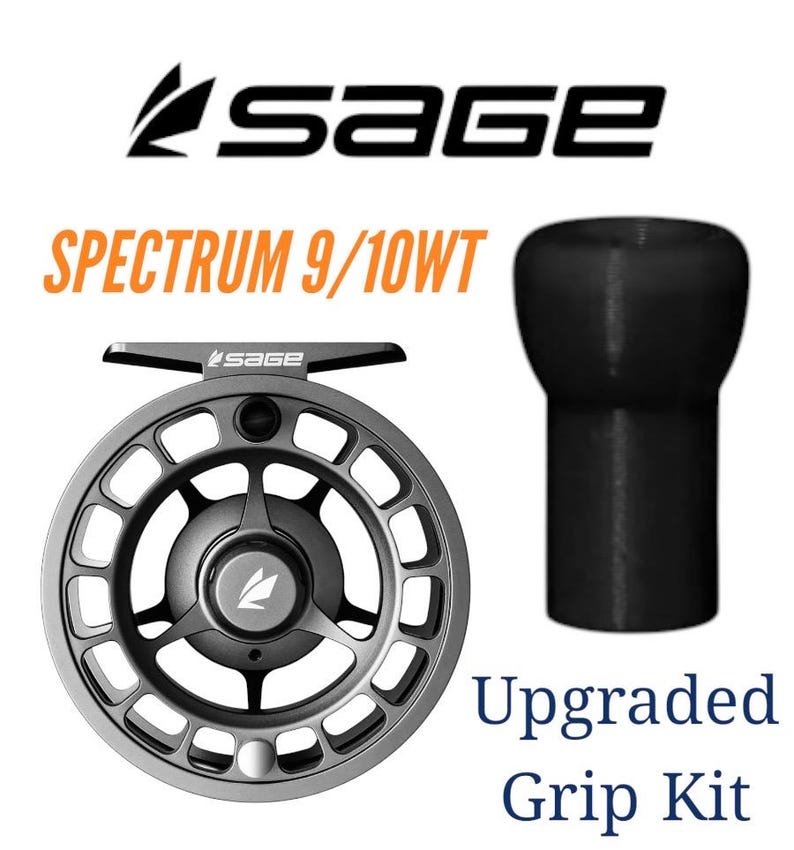 K&ouml;nnte beinhalten: Eine Fliegenfischrolle und ein verbessertes Griffset. Die Rolle ist silberfarben mit einem kreisf&ouml;rmigen Design und dem Text "SAGE" oben. Der Text "SPECTRUM 9/10WT" ist orange. Das Griffset ist schwarz und zylindrisch.