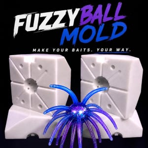 Könnte beinhalten: Eine weiße, mehrteilige Form für Angelköder mit dem Text FUZZY BALL MOLD und MAKE YOUR BAITS. YOUR WAY. darüber. Davor liegt ein kugelförmiger, blau-violetter Glitzer-Angelköder mit zahlreichen dünnen, strahlenförmigen Tentakeln.